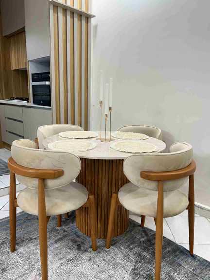 تزیین میز ناهار خوری مینیمال با شمع